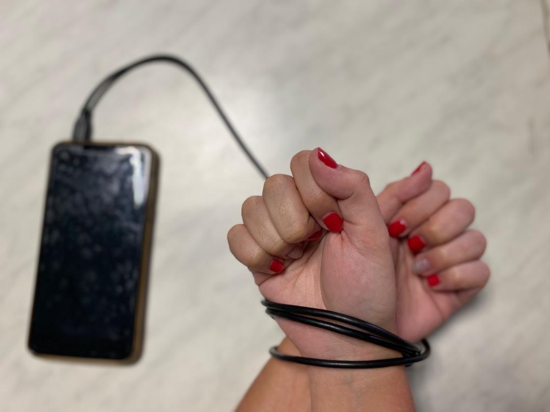 Advierten sobre daños por el prolongado uso del celular en niños