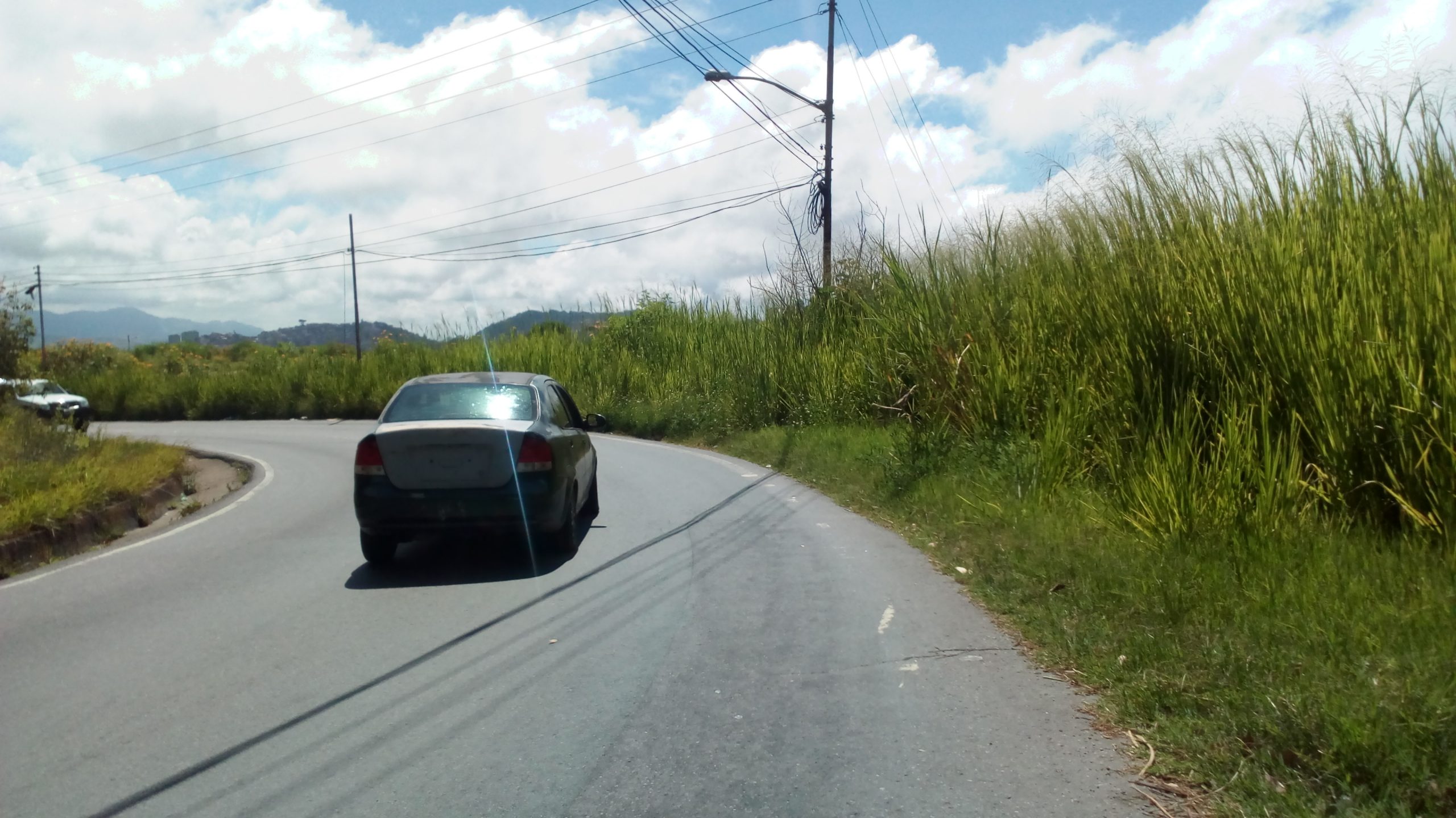 Rodeada de monte la vía a Lagunetica