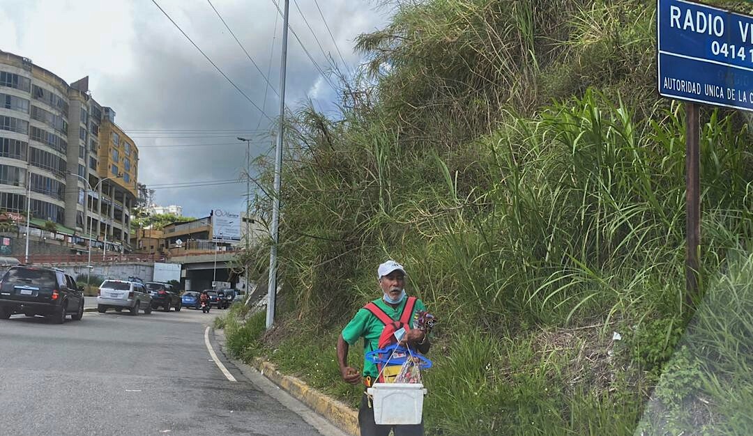 Proliferan ventas ambulantes cerca de estaciones de servicio