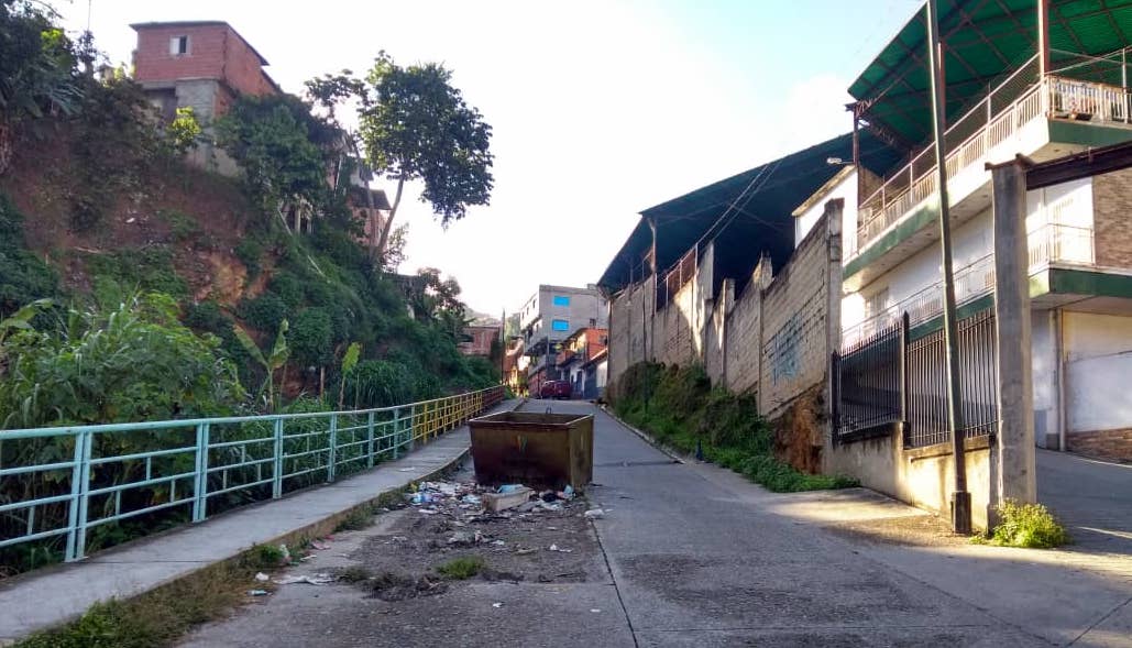 Advierten sobre contenedor de basura atravesado en una vía