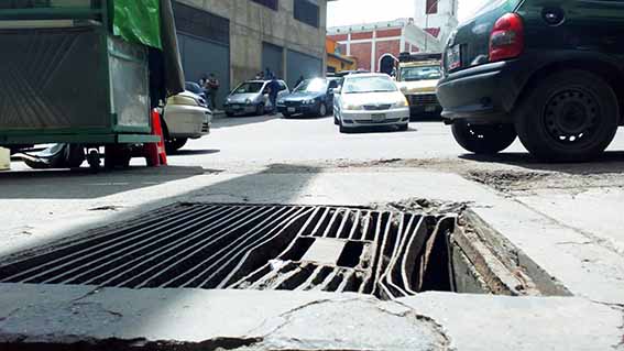 Alcantarilla en mal estado ocasiona accidentes