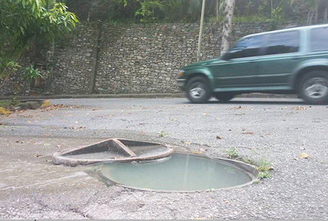 Ramas tapan un drenaje de agua en Quenda