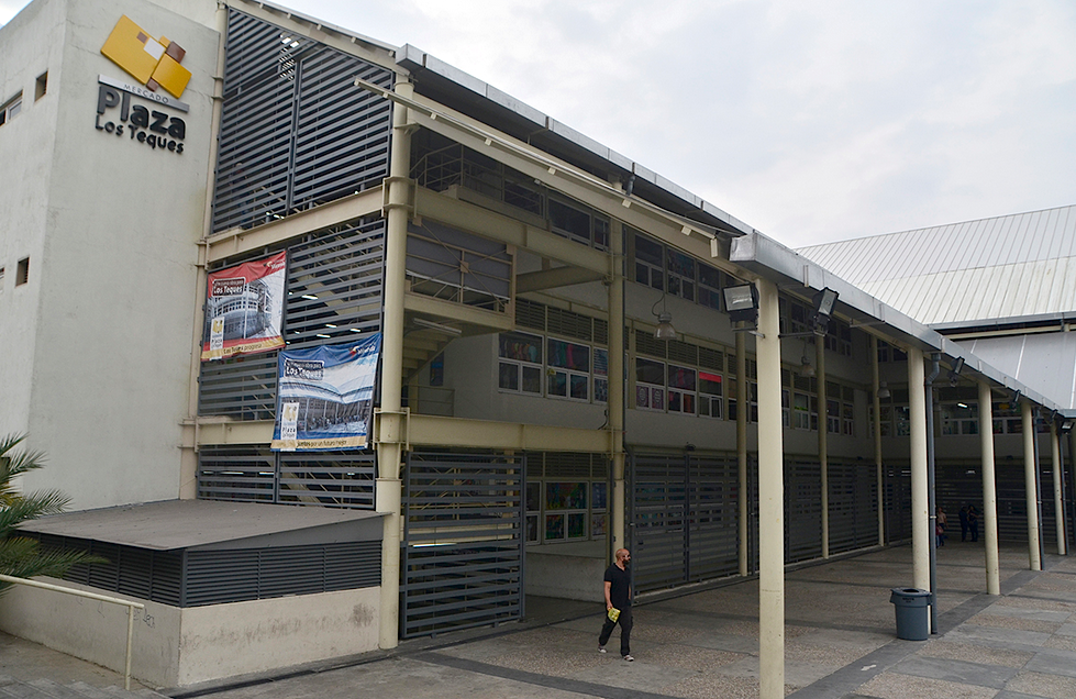 Prohíben estacionarse en tres vías