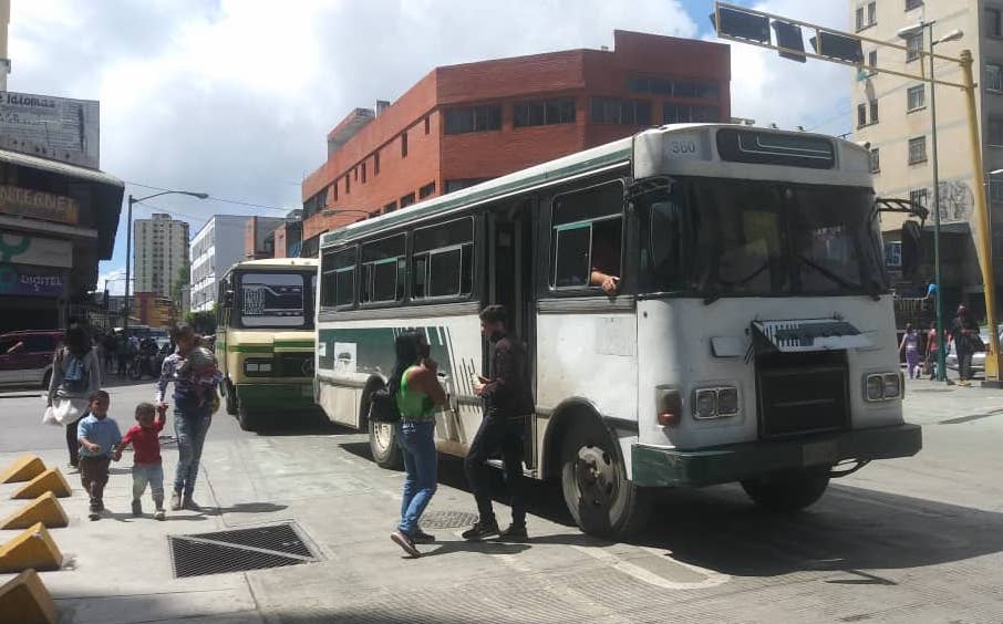 Autobuseros discuten con  comunas recargos para rutas largas