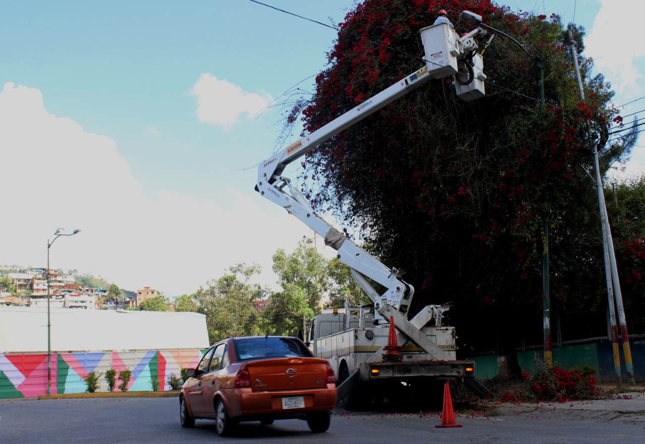 Alcaldía instala 150 luminarias en calles y avenidas de Los Teques
