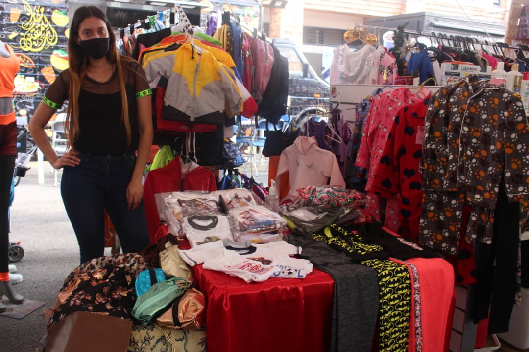 65 emprendedores exponen su mercancía en feria navideña de Carrizal
