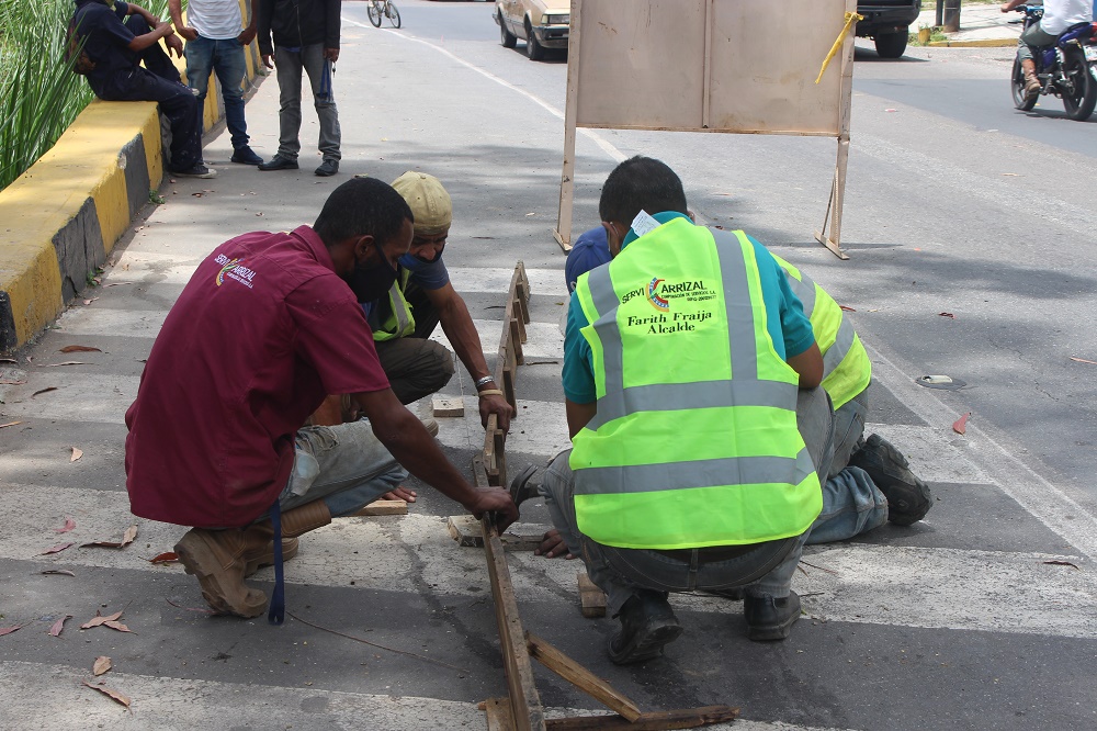 Construcción de aceras en Carrizal va en un 75%