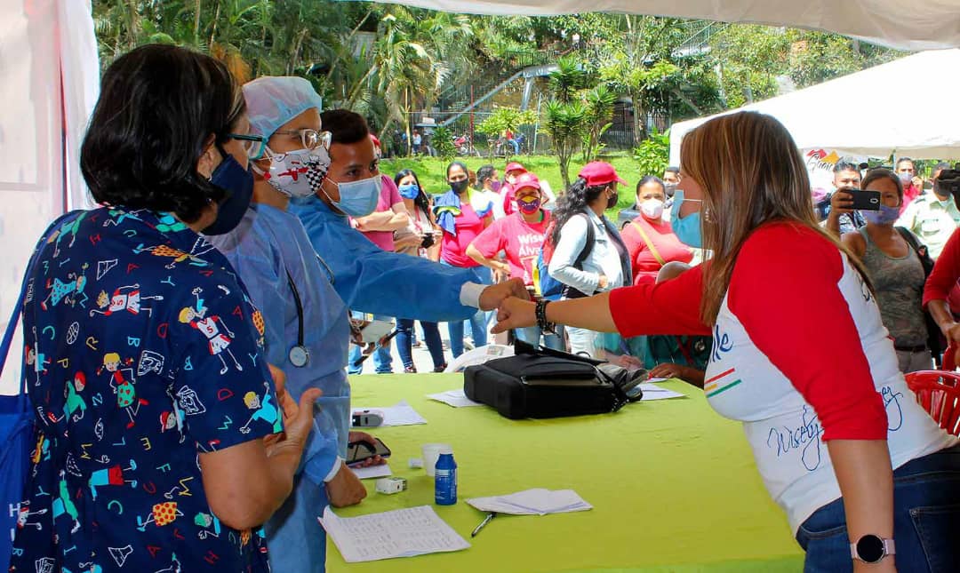 Alcaldesa reaparece en acto público tras superar el Coronavirus