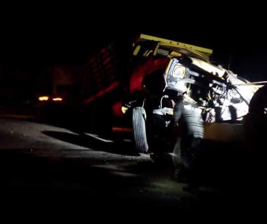 Choca camión cargado de bombonas de gas