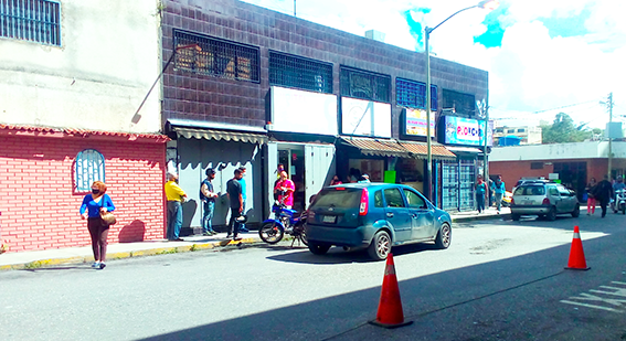 Comercios se mantuvieron cerrados tras horas sin luz