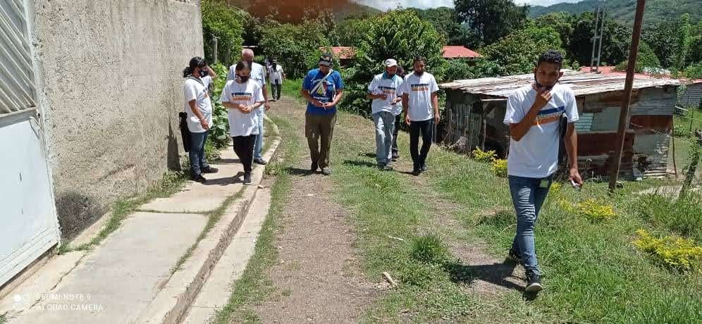“Los votos del 6-D no se  buscan en las redes sociales”