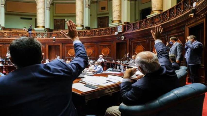 Uruguay aprueba ley que limita derecho de reunión por la Covid-19