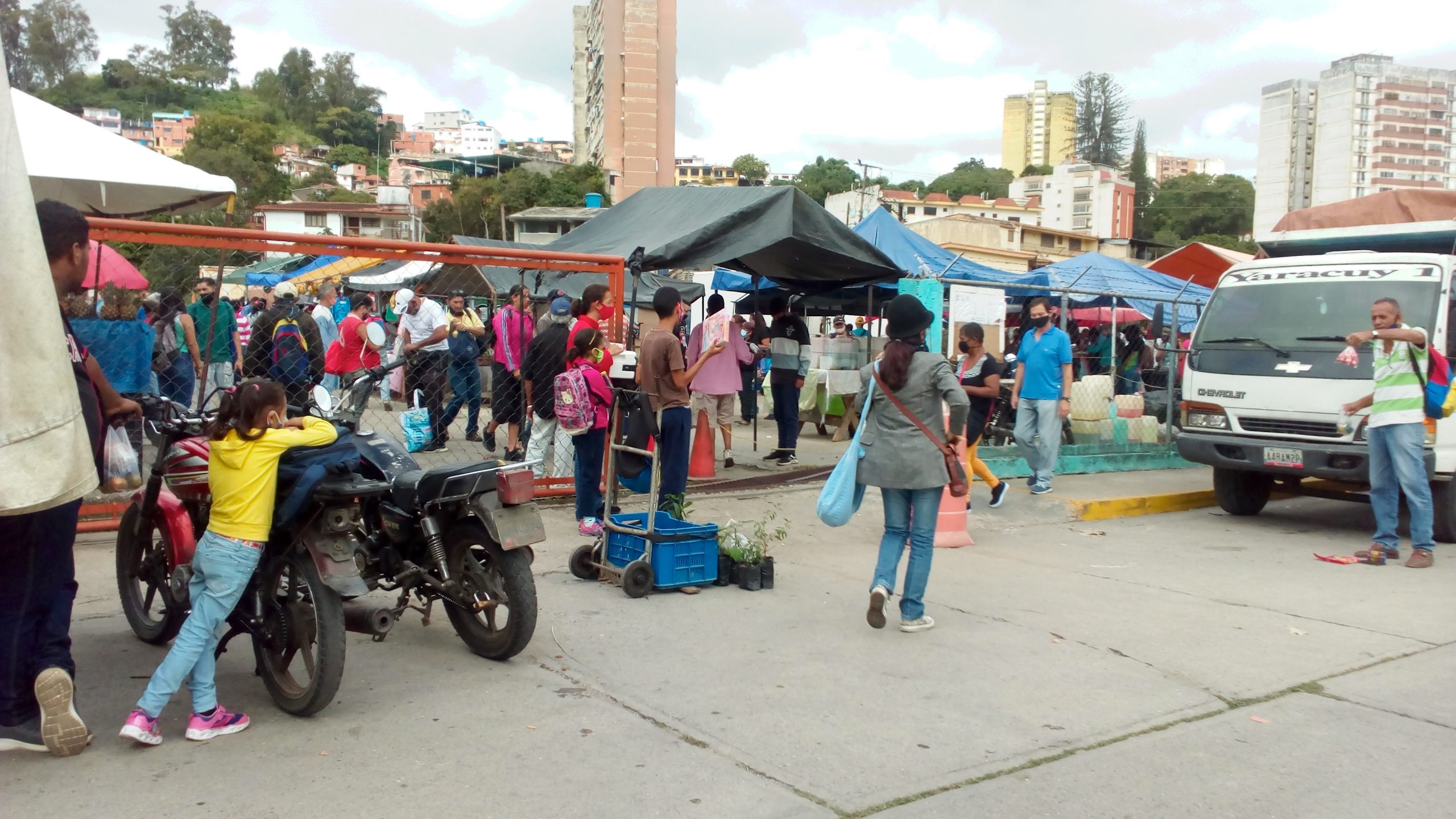 Ni la pandemia impidió que persistieran las pugnas en mercadito