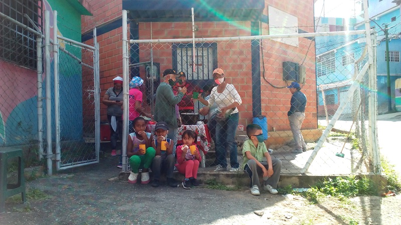 Comunidad realiza entrega de comida mensual para los más necesitados