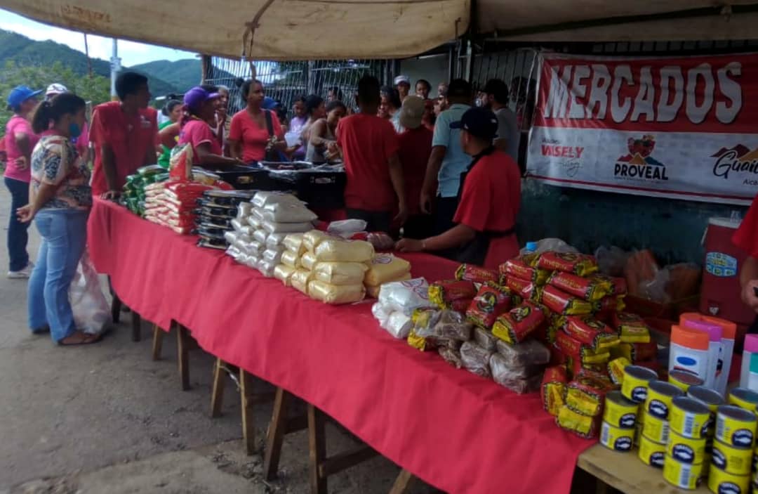 250 familias de Tácata fueron beneficiados con mercado solidario
