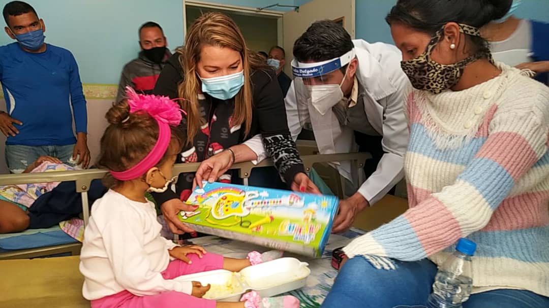 Alcaldesa Wisely Álvarez entrega juguetes en HVS