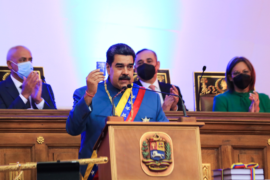 Maduro: Hemos vuelto, aquí estamos como manda la Constitución