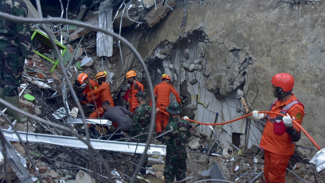 Rescatados una decena de supervivientes tras sismo en Célebes