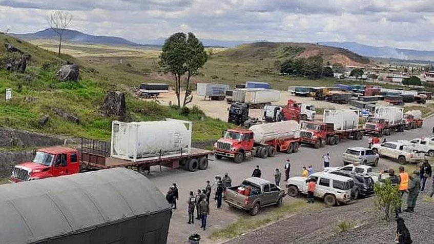 Llegan a Manaos los primeros camiones con oxígeno donado por Venezuela