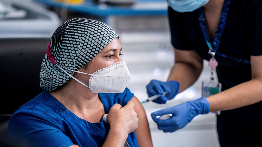 Brasil aplica la primera vacuna contra el Covid-19 a una enfermera
