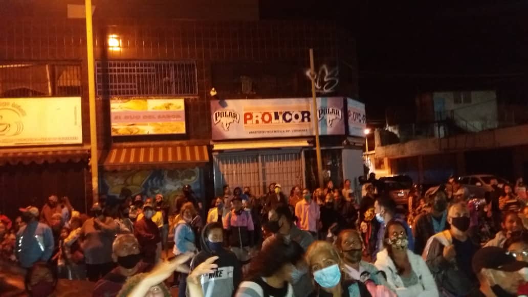Denuncian desorganización en primer día de cedulación