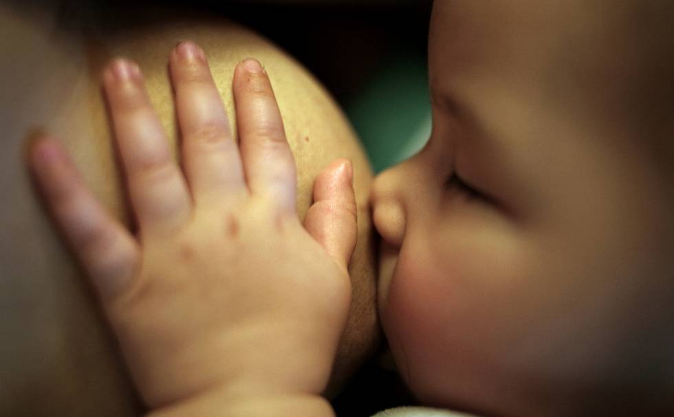 La lactancia materna permite a la madre estimular sensorialmente al bebé