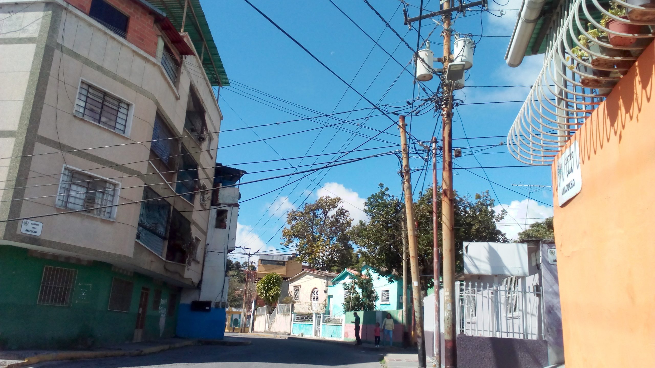 Falta de iluminación se apodera de la calle Ayacucho