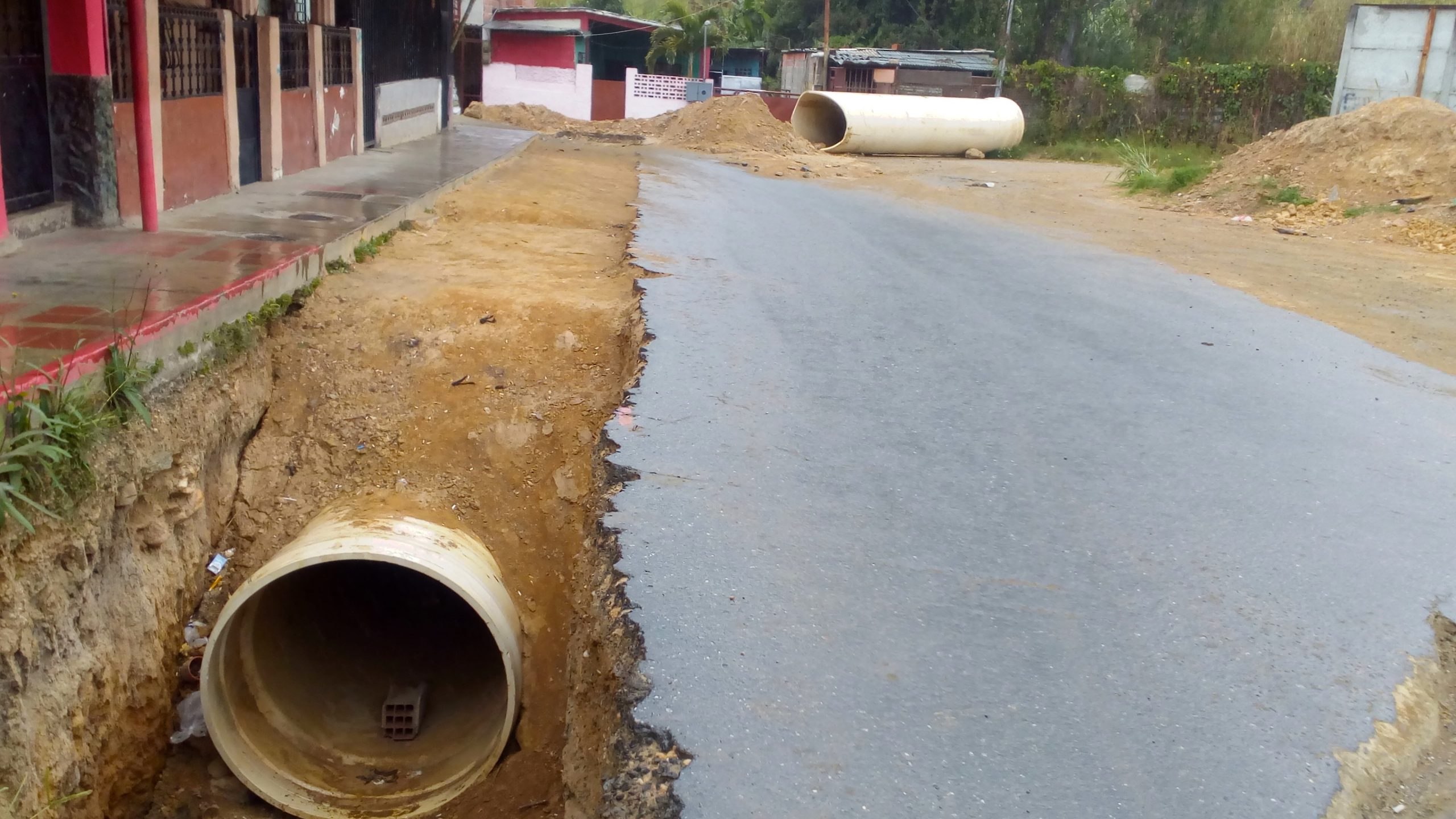 Vecinos exigen que culminen obra sin terminar en la calle Bolívar