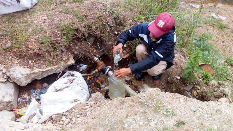 Residentes del Paso surten agua de tubería rota