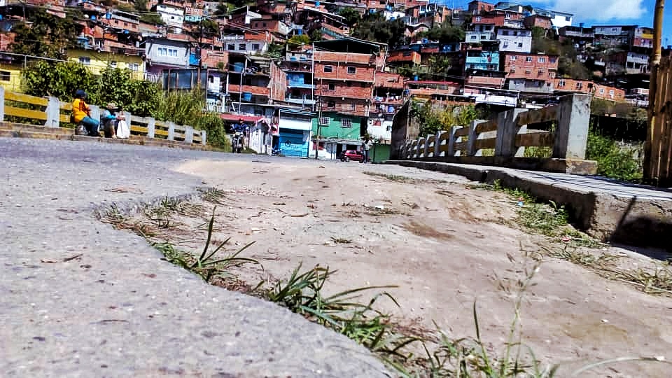 La entrada a la Fosforera y El Solar de La Quinta, necesitan alumbrado y asfaltado