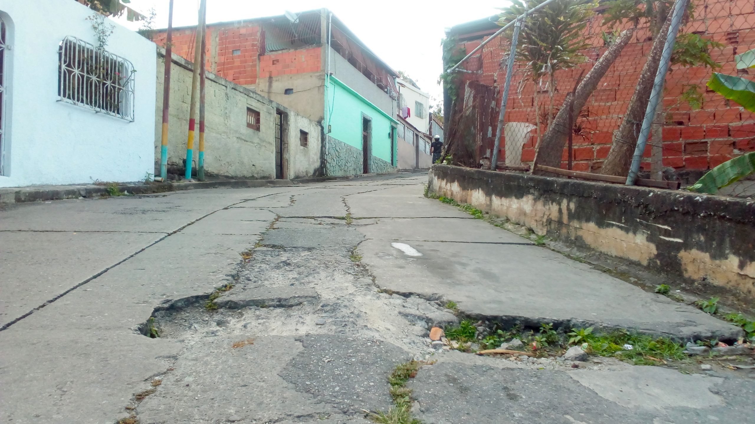 Vialidad requiere mantenimiento en La Colina