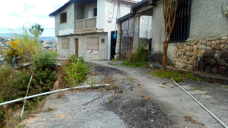 Calle La Ceiba en la urbanización El Bosque tiene años en el olvido