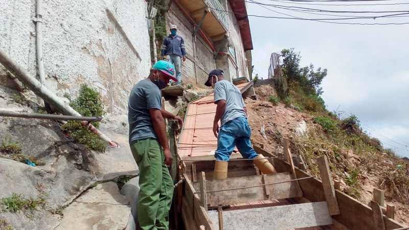 50% de avance en trabajo escaleras en Altos del Cabotaje
