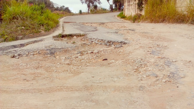 Intransitable calle principal de La Hondonada