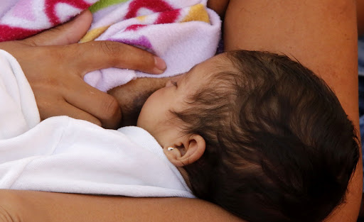 La lactancia materna tiene consecuencias positivas hasta la edad adulta