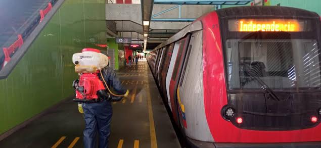 Desinfectan estaciones y oficinas de Metro Los Teques