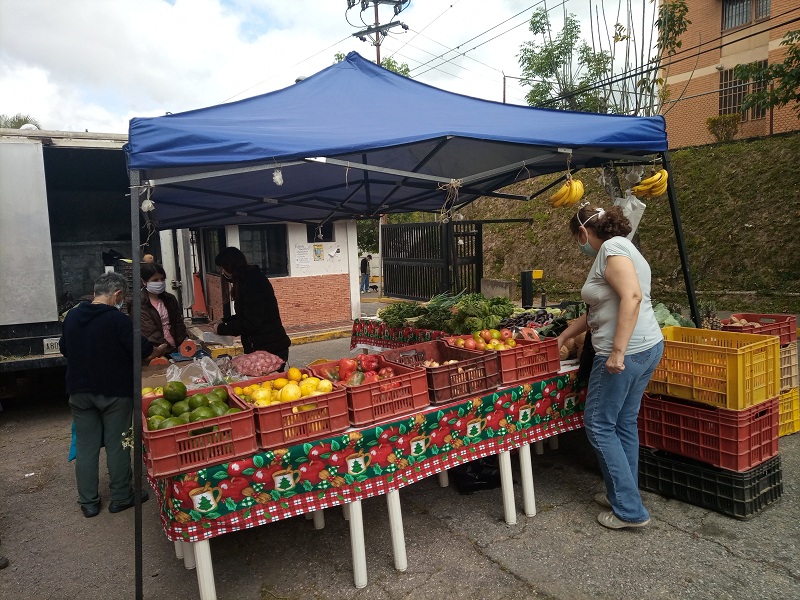 Instalan venta de hortalizas y frutas