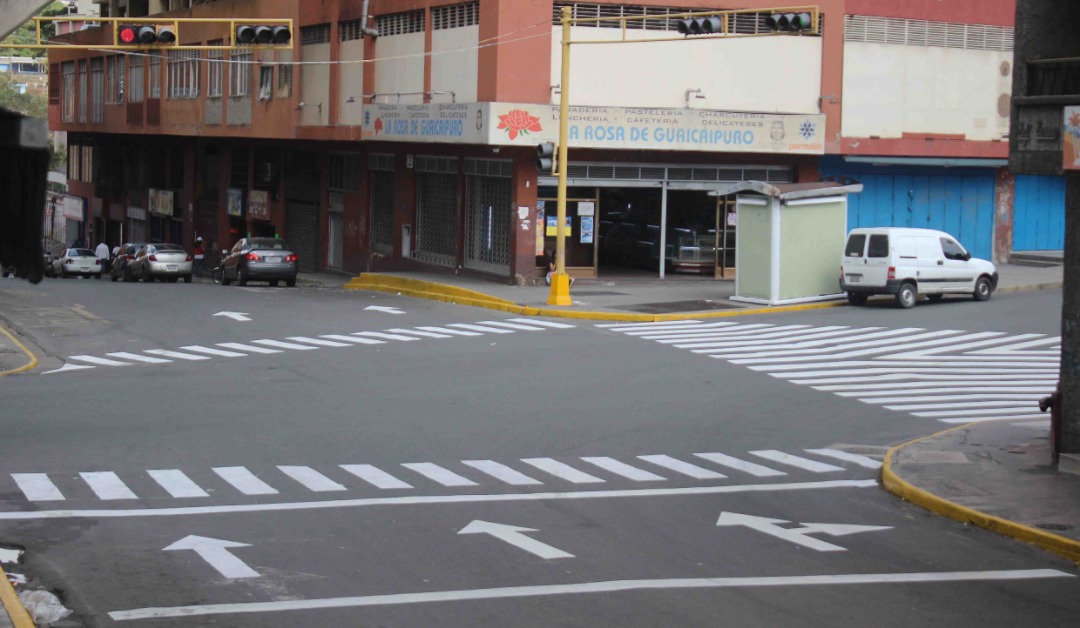 Artistas urbanos diseñaron rayados peatonales