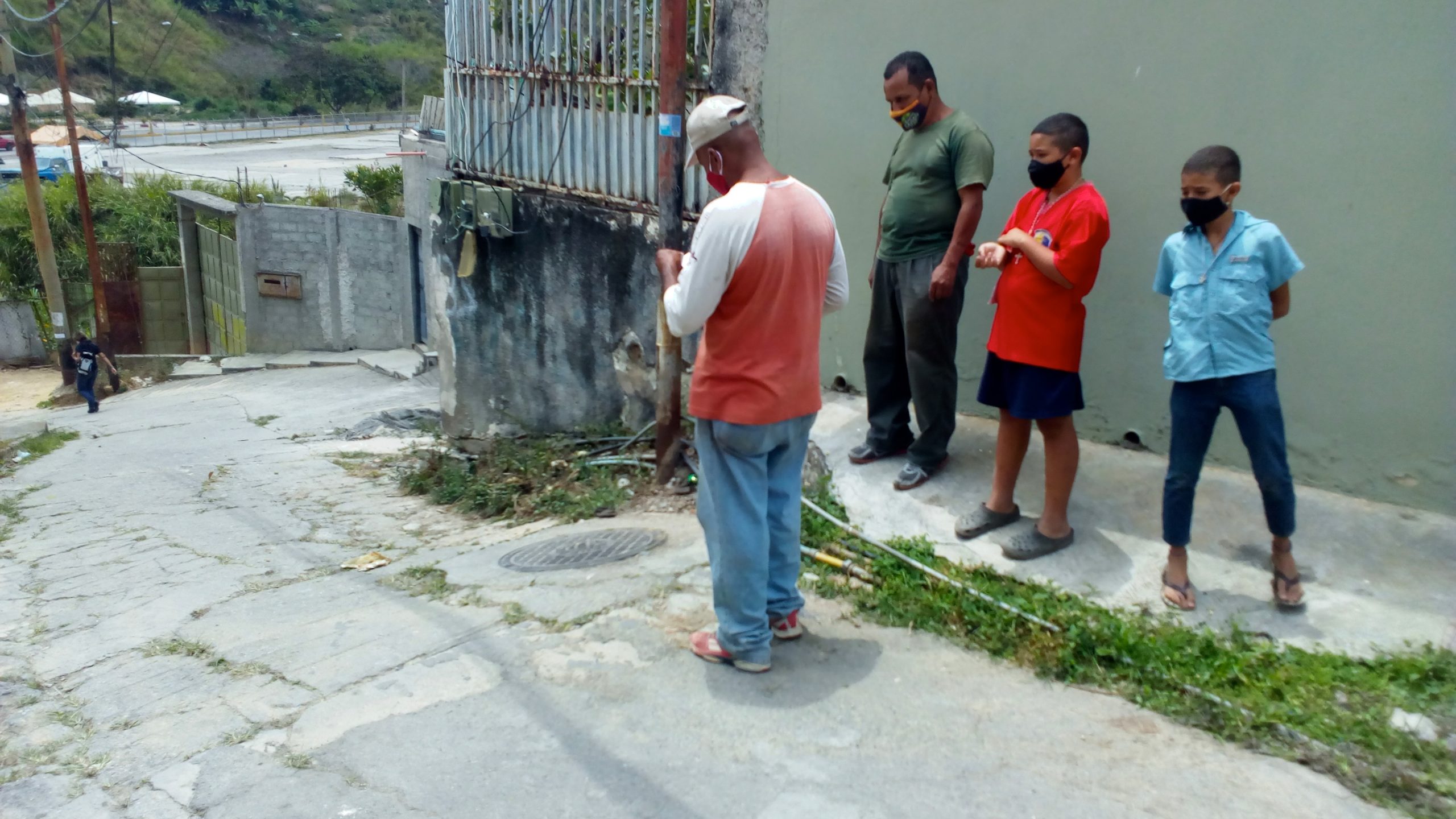 Vecinos de El Rincón reparan tubería de aguas negras