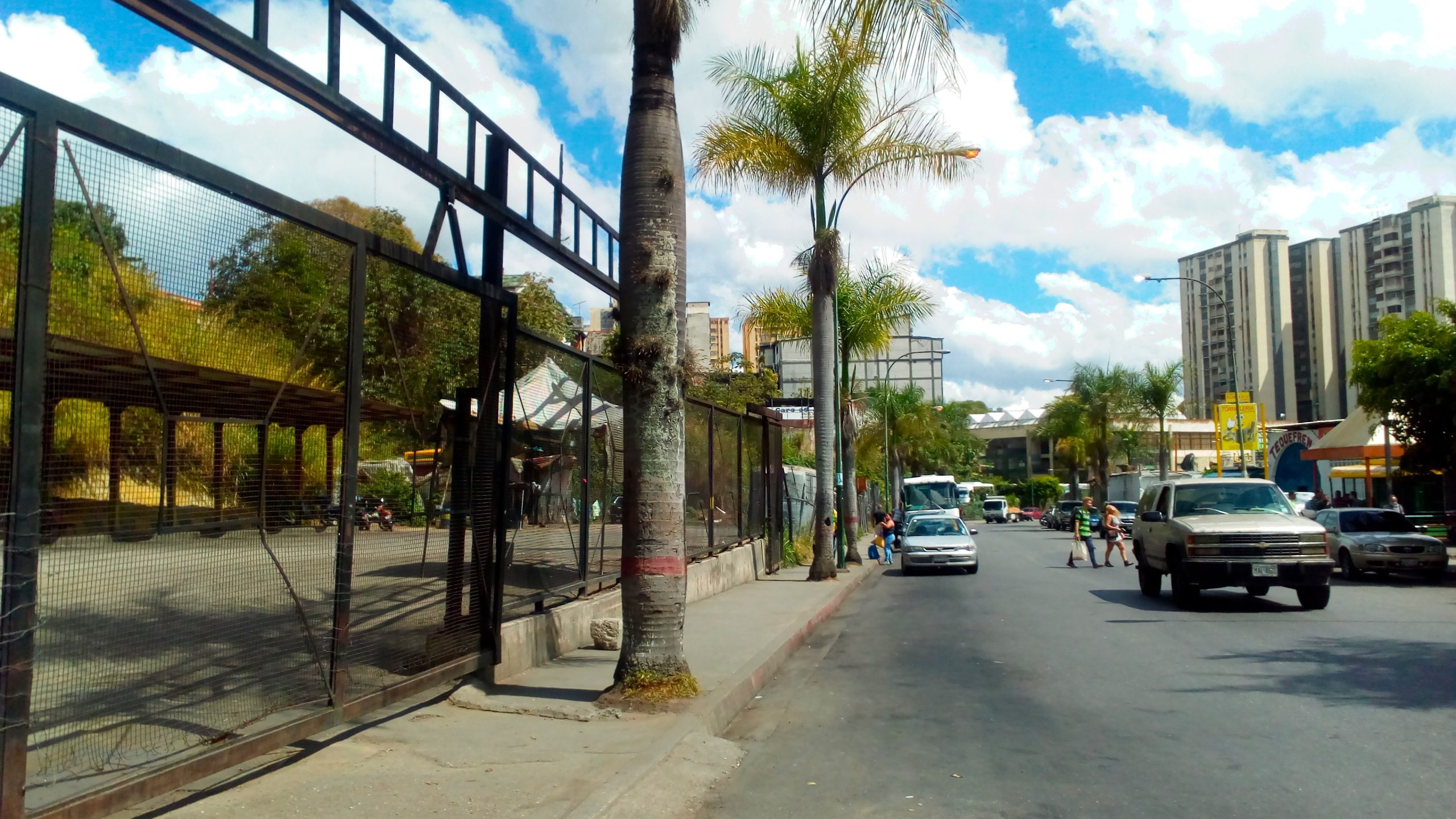 Transportistas de la Caracas-Los Teques piden que los dejen trabajar en radical