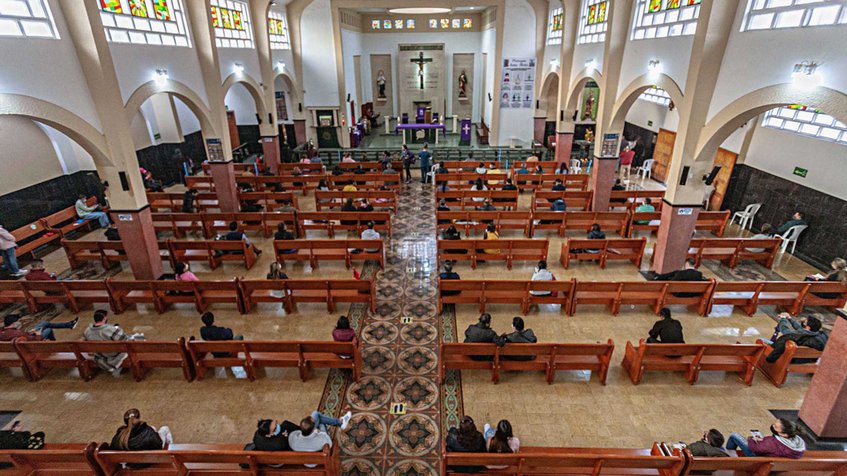 Brasil abre iglesias en el peor momento de la pandemia