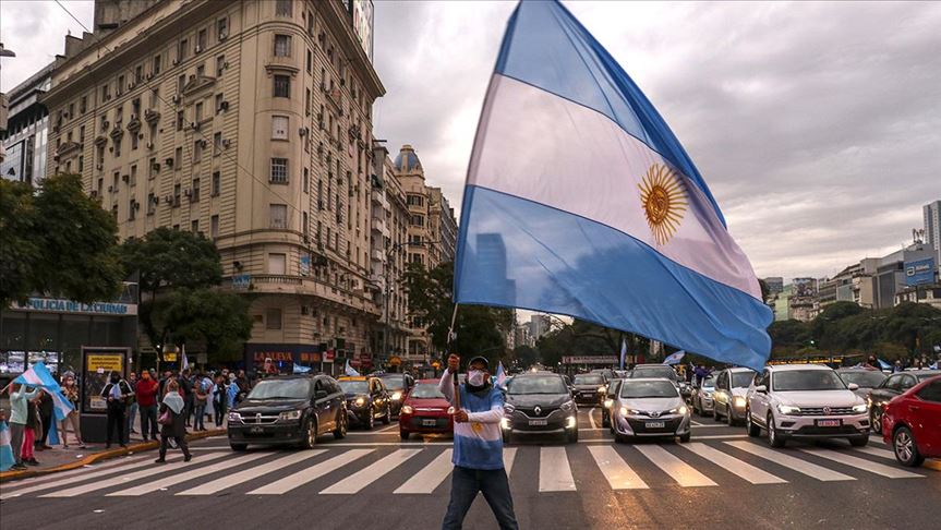 Cierre de escuelas y confinamiento de noche para frenar el Covid en Argentina