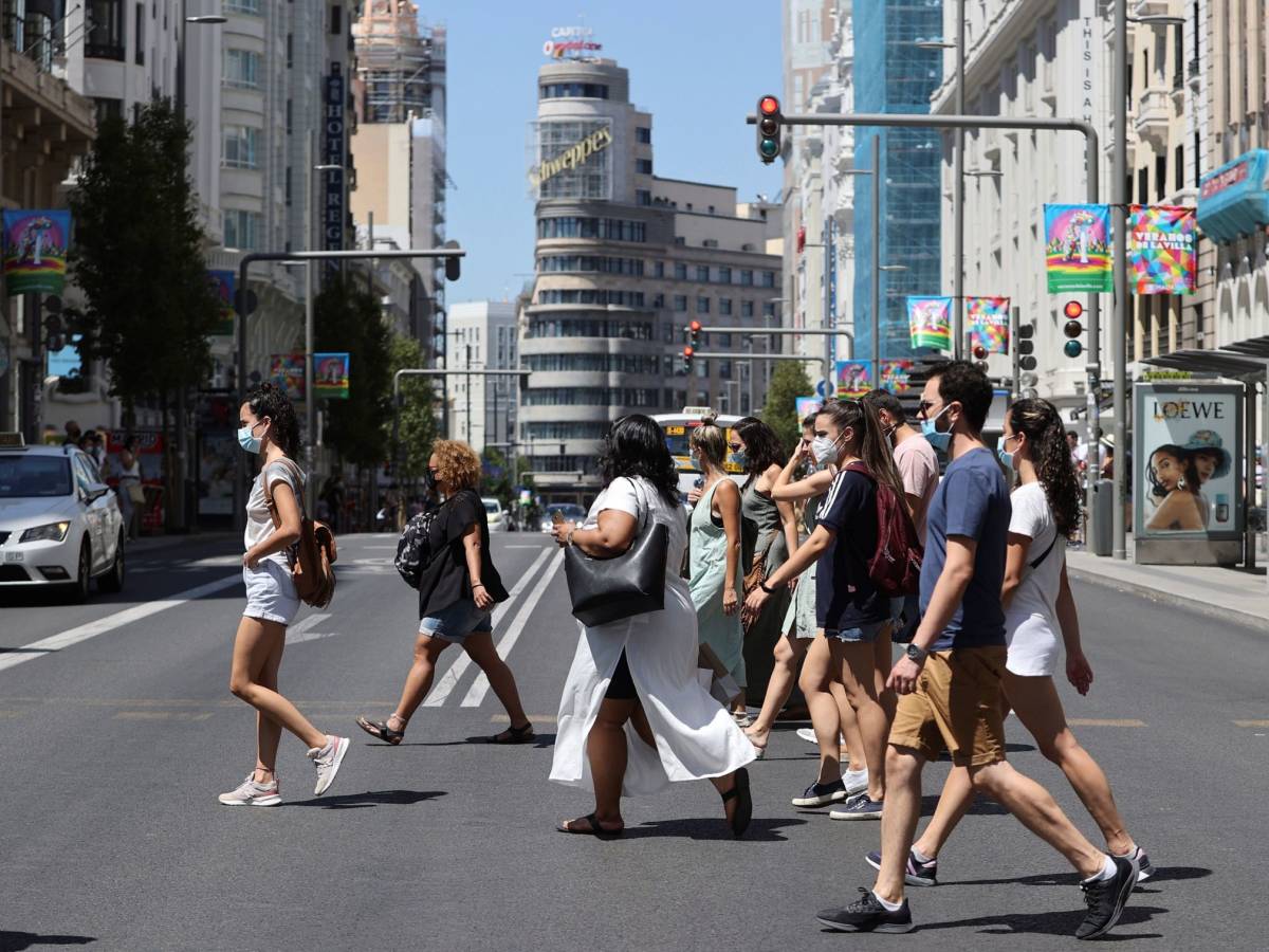 Descienden contagios y carga hospitalaria en España