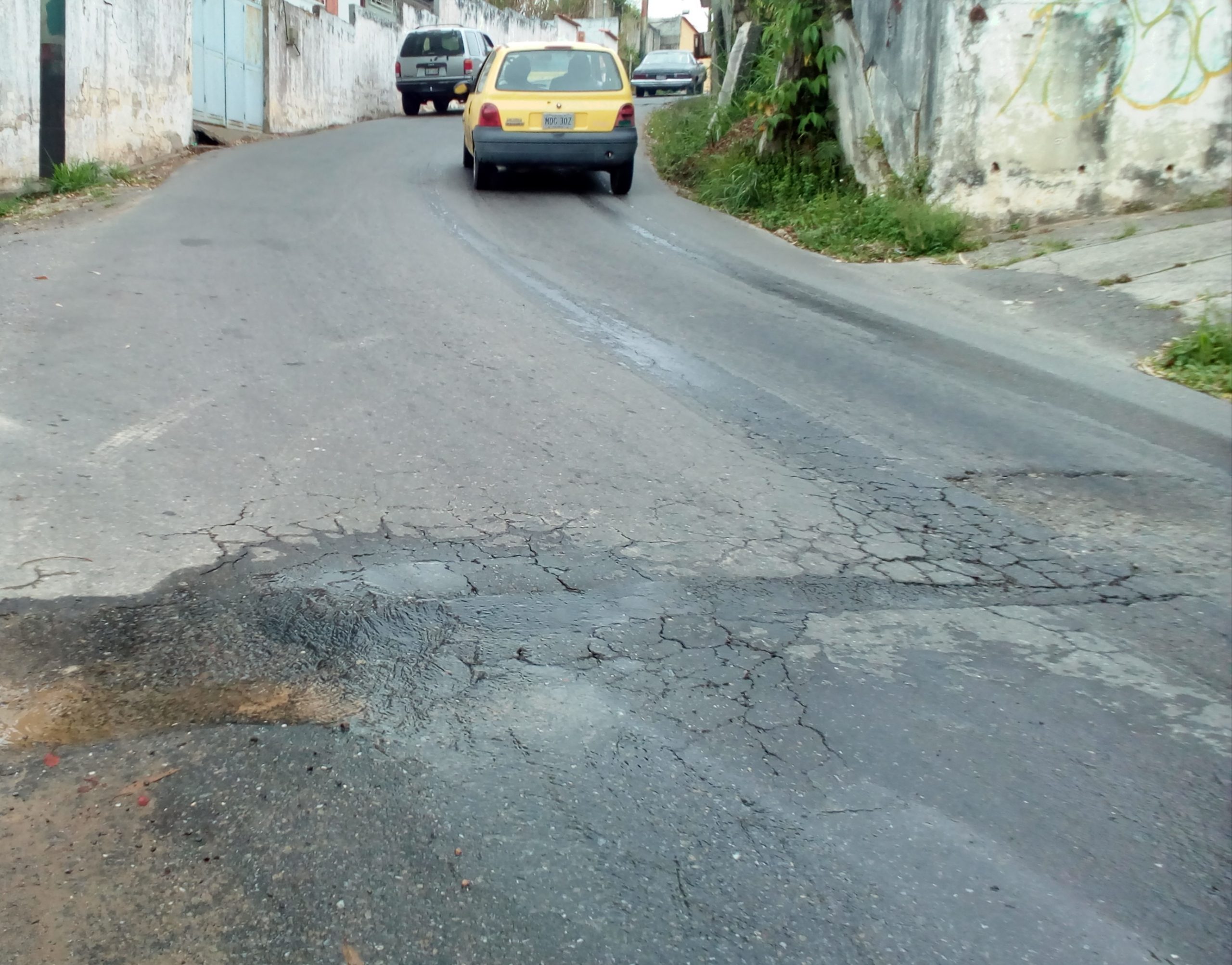 Vecinos de El Mirador reparan tres botes de agua