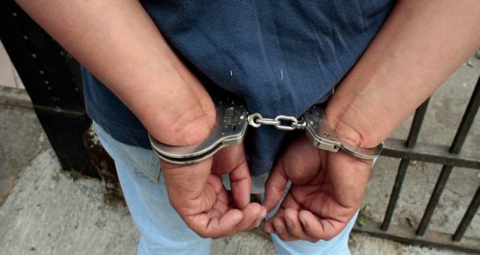 Preso por golpear a su hijastra de 12 años con un palo