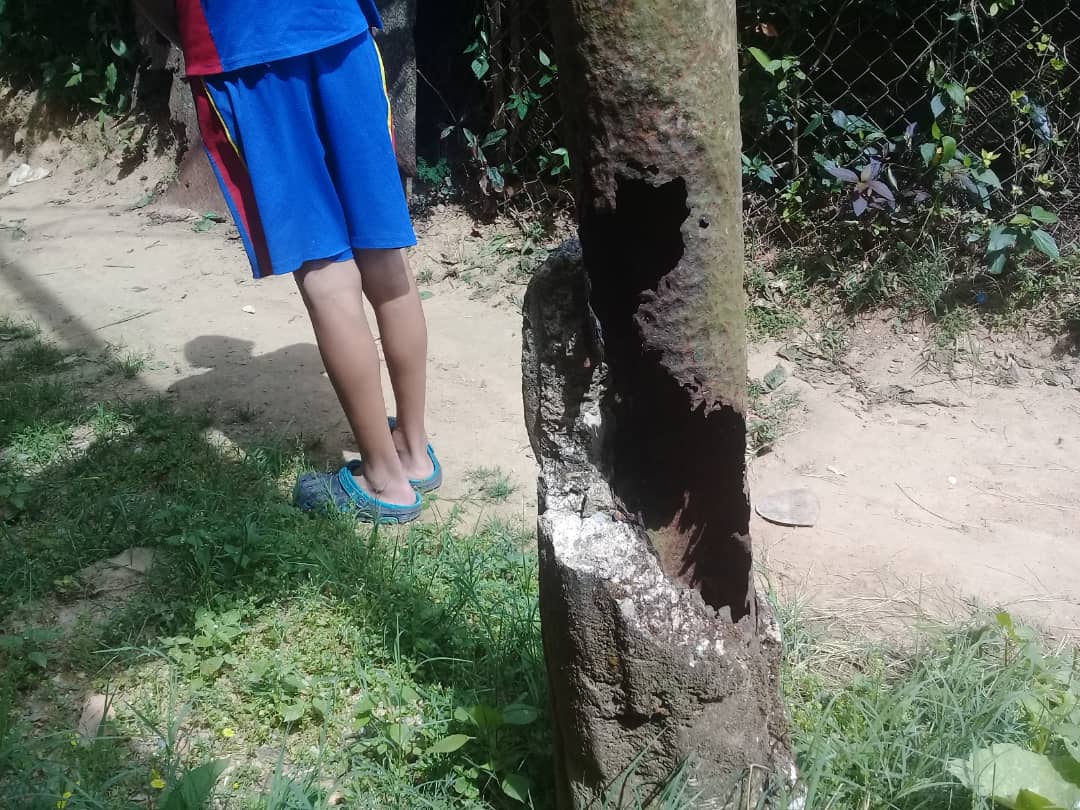 Temen que se caiga un poste en Colinas del Ángel