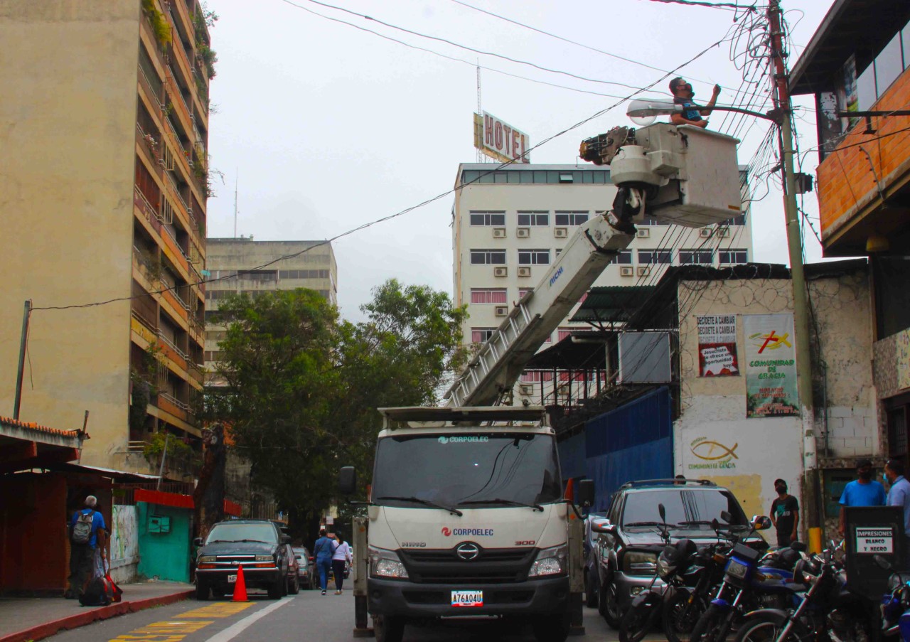 Instalan 30 lumunarias en seis vías de Los Teques