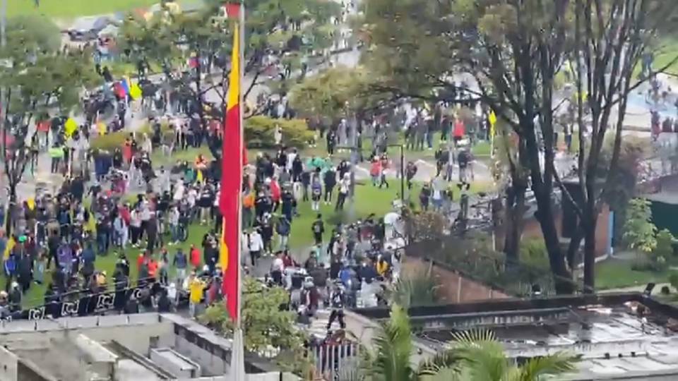 Un muerto y actos vandálicos dejan protestas en Colombia