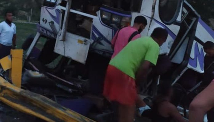 15 lesionados tras volcar autobús