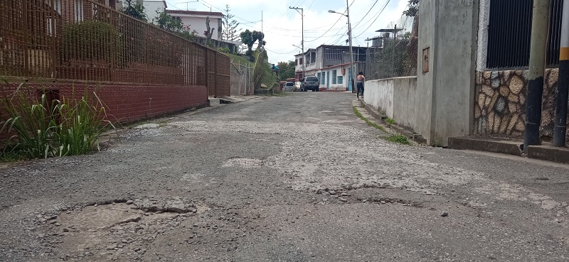 Nadie puede frenar el deterioro de las calles de La Macarena Norte